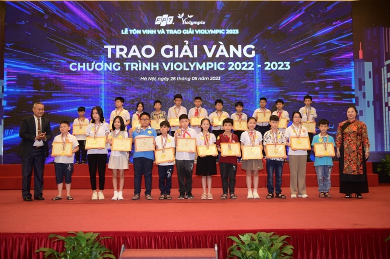 trao giải vàng cho học sinh 