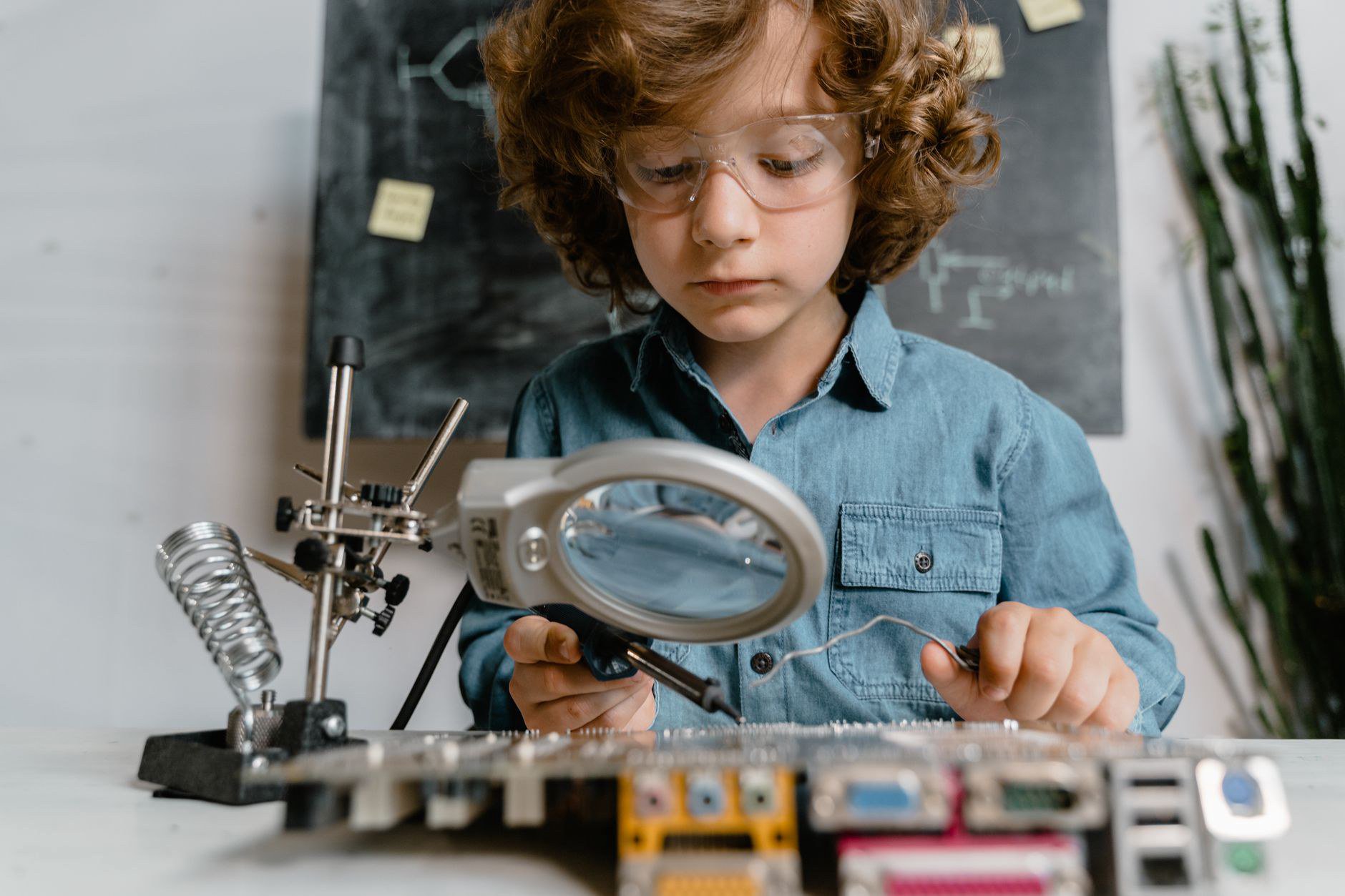 Làm mô hình STEM cùng con là cách học toán, khoa học sinh động tại nhà Làm mô hình STEM cùng con là cách học toán, khoa học sinh động tại nhà